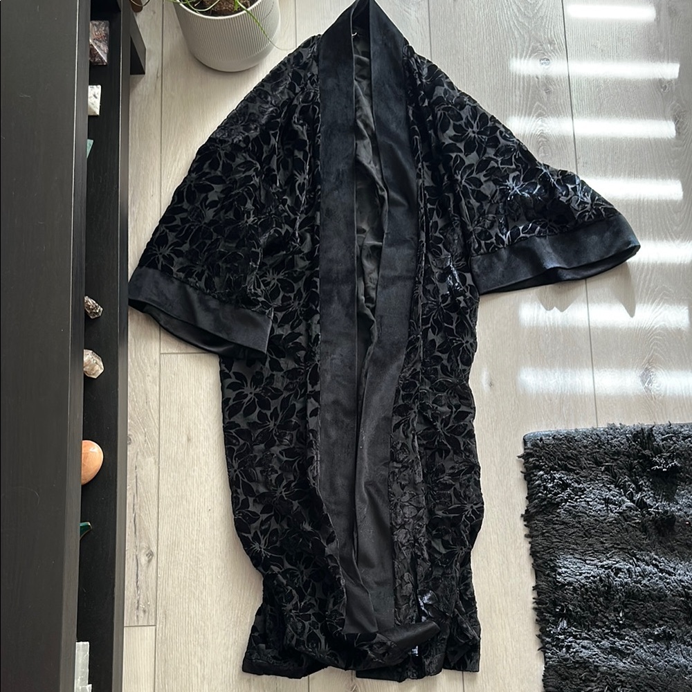 Elegant Black Floral Kimono by Victoria’s Secret // size XS